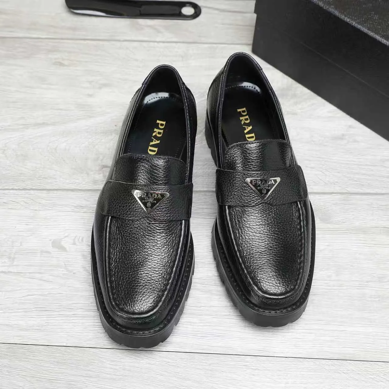 Men's shoes 💰540 💰💰🎩🎩【Prada】Counter 1:1⬆️original reproduction, absolute quality🆗original outsole, high-quality imported rubber, wear-resistant and non-slip, never degummed, upper material: imported first-layer cowhide➕anti-slip foam outsole, official website material, inner material: water-dyed leather lining, 6 colors available! Code number 38-45